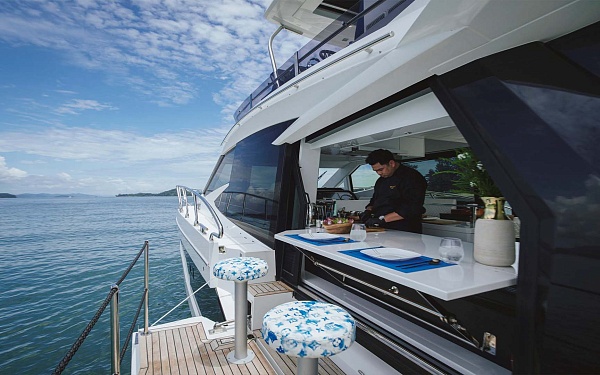 Бар на откидных балконах - яхта Galeon 500 Liquid Asset на Пхукете